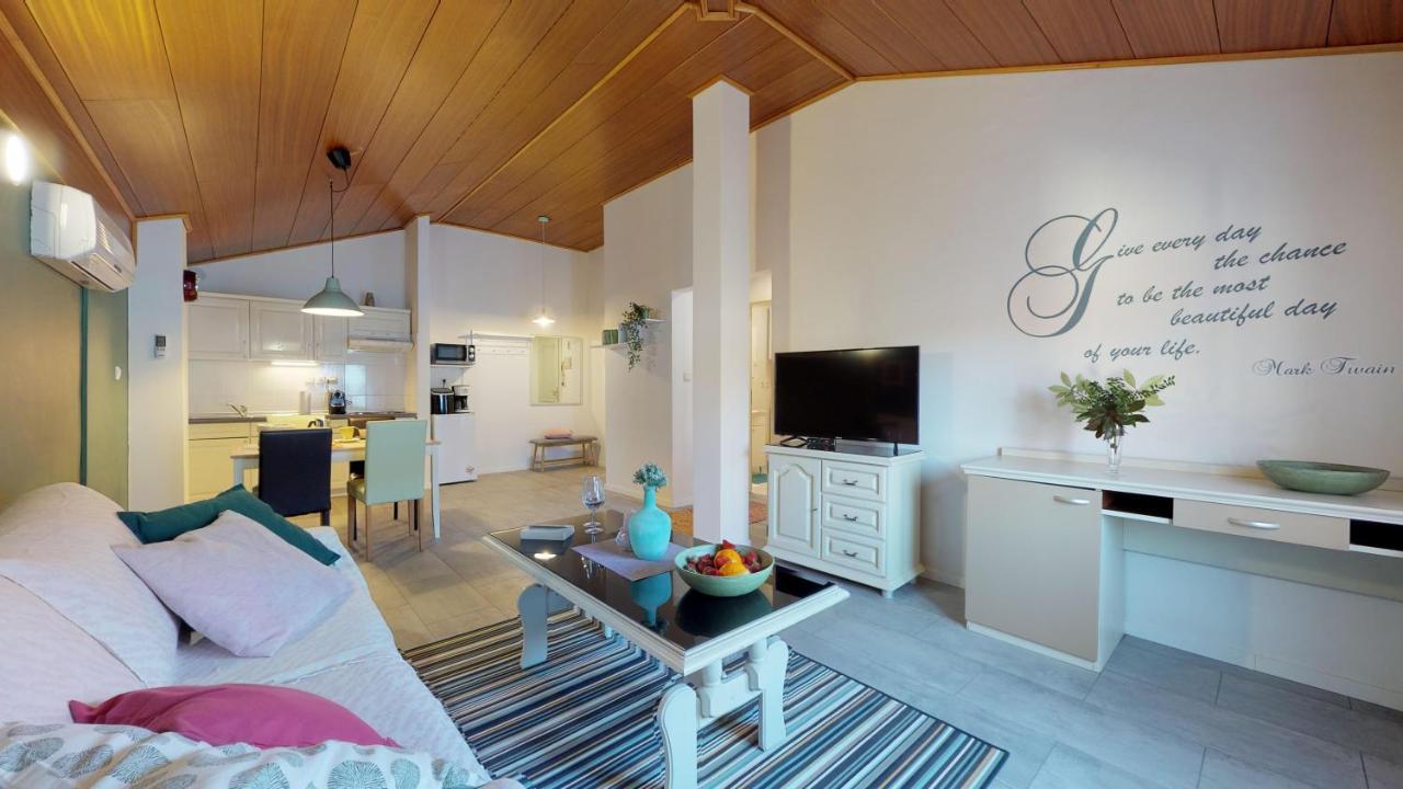 Lara Deluxe Superior 5 Star Apartment, Your Piece Of Heaven By The Sea & Park Novigrad  Bagian luar foto