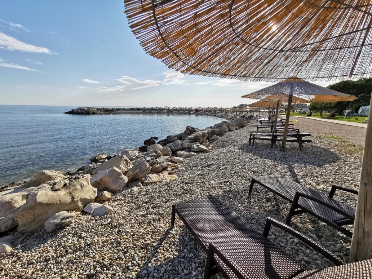 Lara Deluxe Superior 5 Star Apartment, Your Piece Of Heaven By The Sea & Park Novigrad  Bagian luar foto